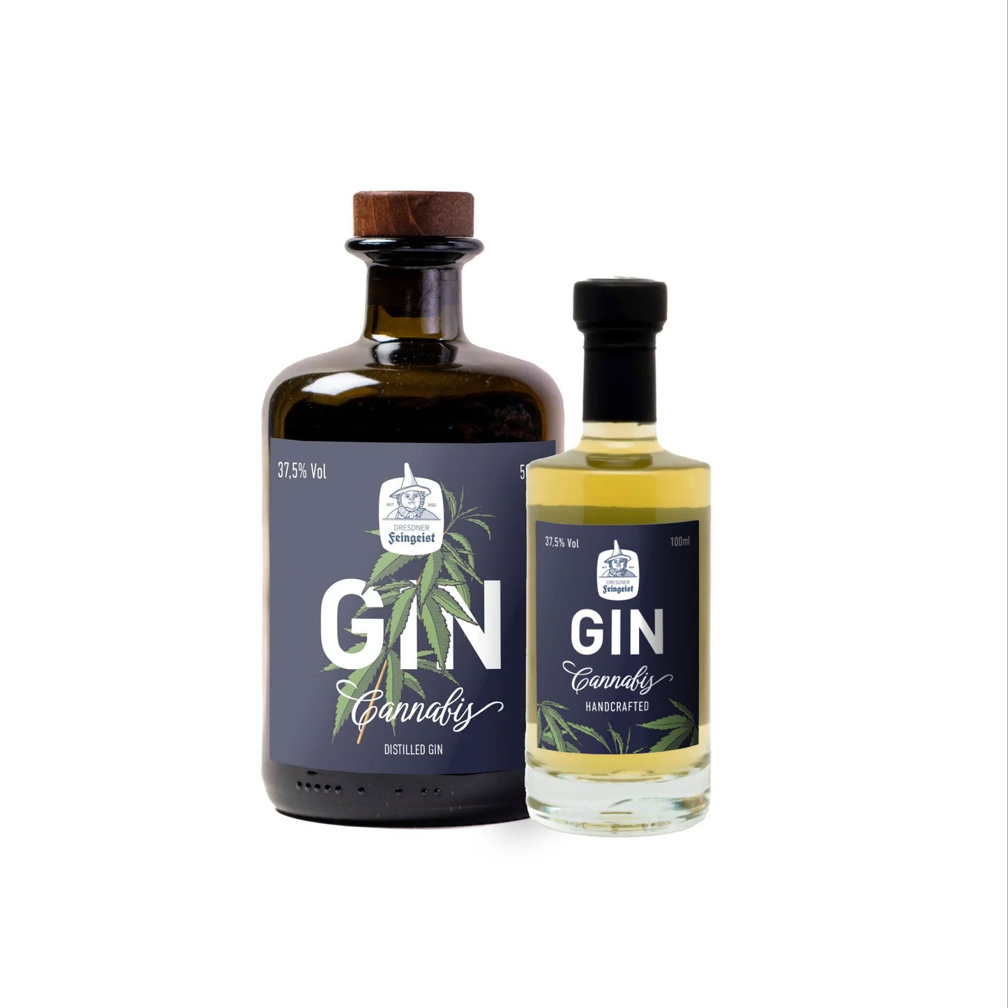 wei Flaschen Dresdner Feingeist Cannabis Gin vor weißem Hintergrund – eine 500 ml Flasche mit braunem Holzverschluss und eine kleinere 100 ml Flasche mit schwarzem Schraubverschluss.“