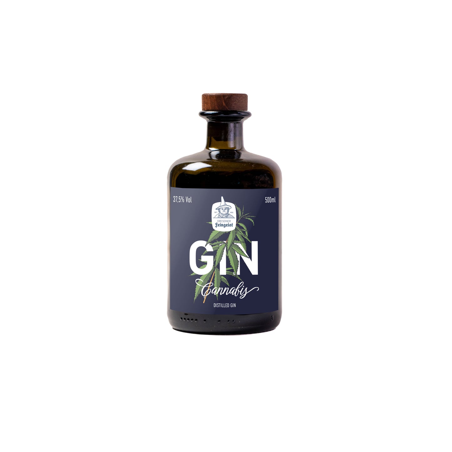 Eine Flaschen Dresdner Feingeist Cannabis Gin in 500 ml Größe, mit dunklem Glas – mit Etikett im Hanfblatt-Design auf weißem Hintergrund.