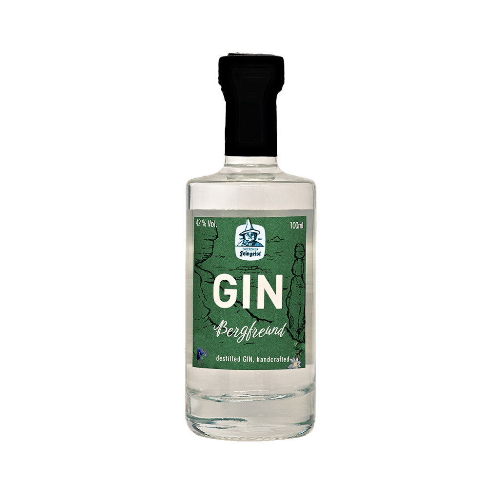 Produktfoto der 100 ml-Flasche „Gin Bergfreund“ von Dresdner Feingeist: Die klare Glasflasche mit grünem Etikett zeigt ein stilisiertes Bergmotiv und das Feingeist-Logo. Der handgefertigte Gin mit 42 % Vol. steht vor weißem Hintergrund, schlicht und hochwertig in Szene gesetzt.